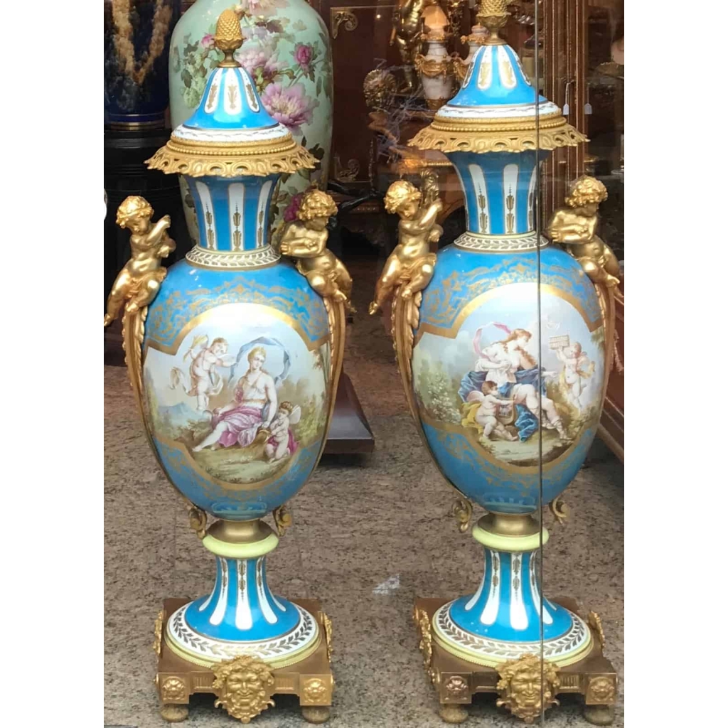 Importante paire de vases de Sèvres, bleu clair et bronzes dorés. Réf: 199. | Biron |||||||||||||||||