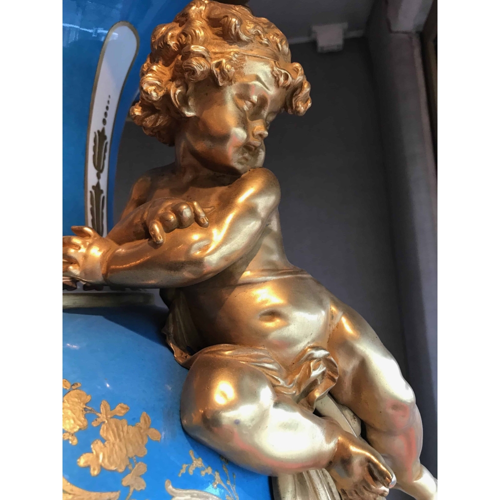 Importante paire de vases de Sèvres, bleu clair et bronzes dorés. Réf: 199. | Biron Importante paire de vases de Sèvres, bleu clair et bronzes dorés. Réf: 199.