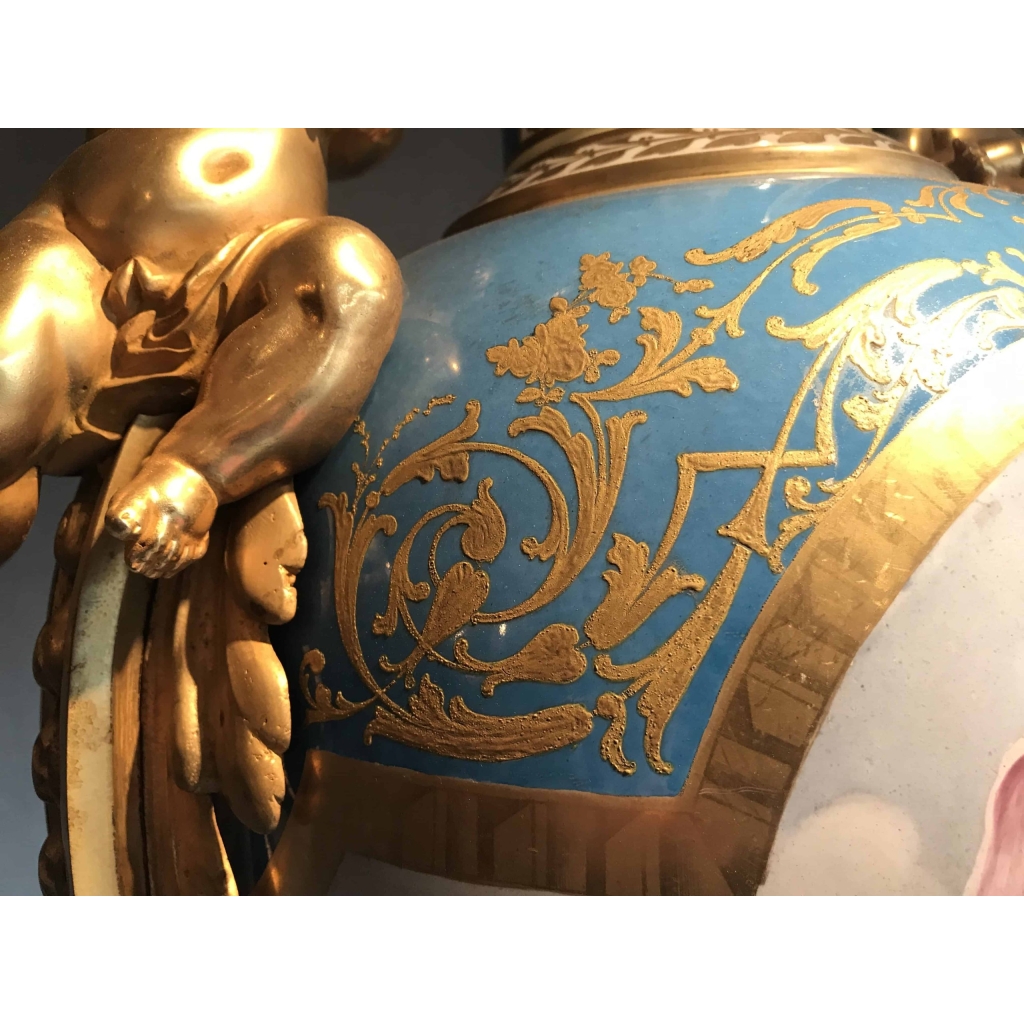 Importante paire de vases de Sèvres, bleu clair et bronzes dorés. Réf: 199. | Biron Importante paire de vases de Sèvres, bleu clair et bronzes dorés. Réf: 199.