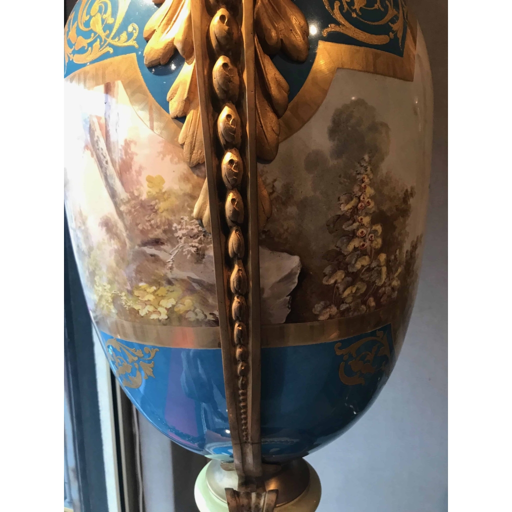 Importante paire de vases de Sèvres, bleu clair et bronzes dorés. Réf: 199. | Biron Importante paire de vases de Sèvres, bleu clair et bronzes dorés. Réf: 199.