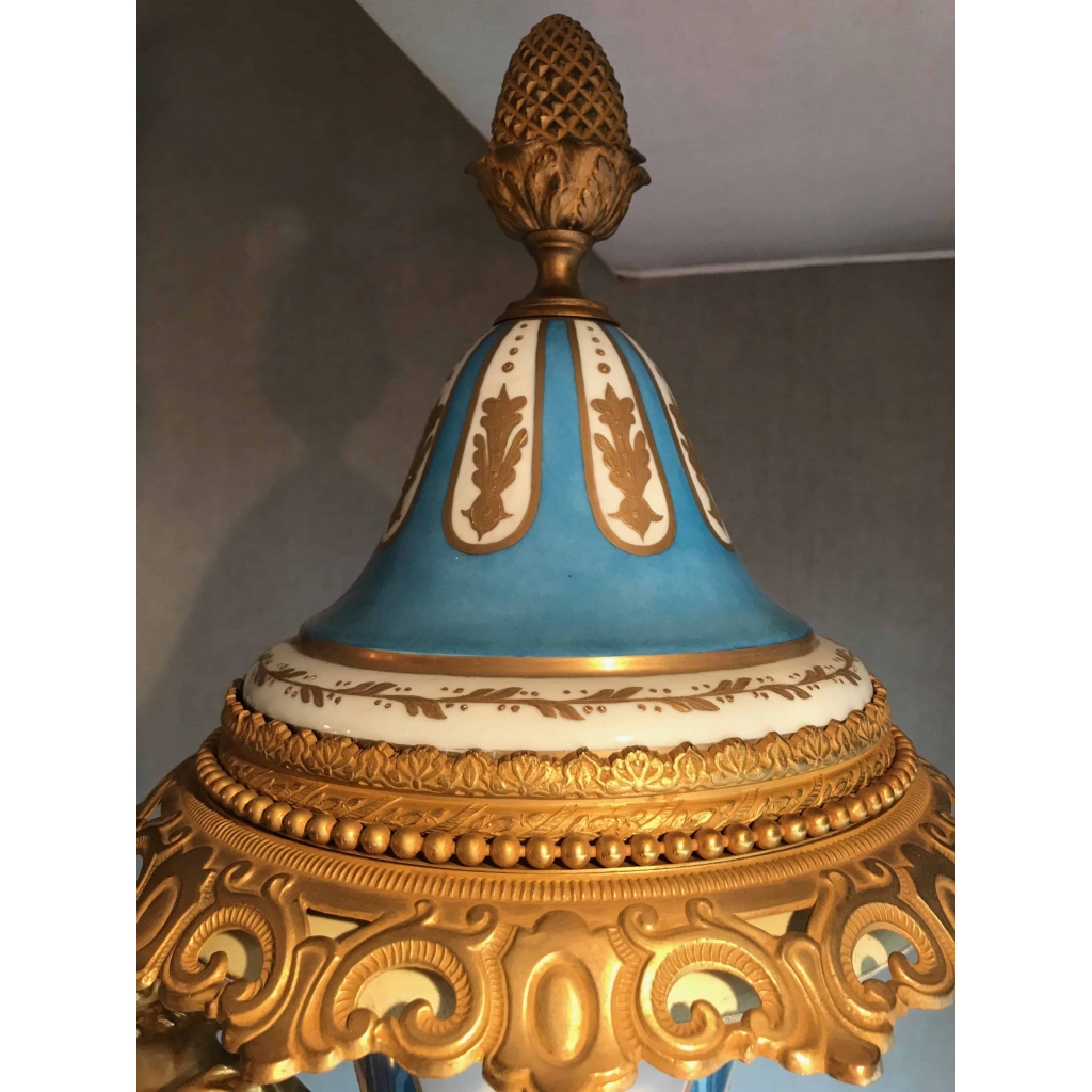 Importante paire de vases de Sèvres, bleu clair et bronzes dorés. Réf: 199. | Biron Importante paire de vases de Sèvres, bleu clair et bronzes dorés. Réf: 199.