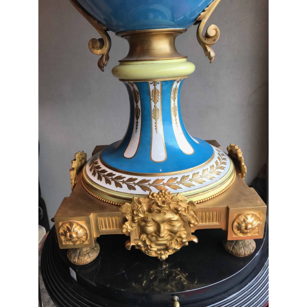 Importante paire de vases de Sèvres, bleu clair et bronzes dorés. Réf: 199. | Biron Importante paire de vases de Sèvres, bleu clair et bronzes dorés. Réf: 199.