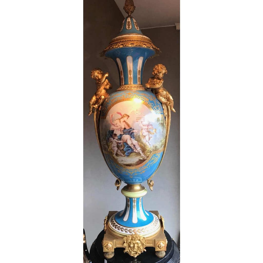 Importante paire de vases de Sèvres, bleu clair et bronzes dorés. Réf: 199. | Biron Importante paire de vases de Sèvres, bleu clair et bronzes dorés. Réf: 199.