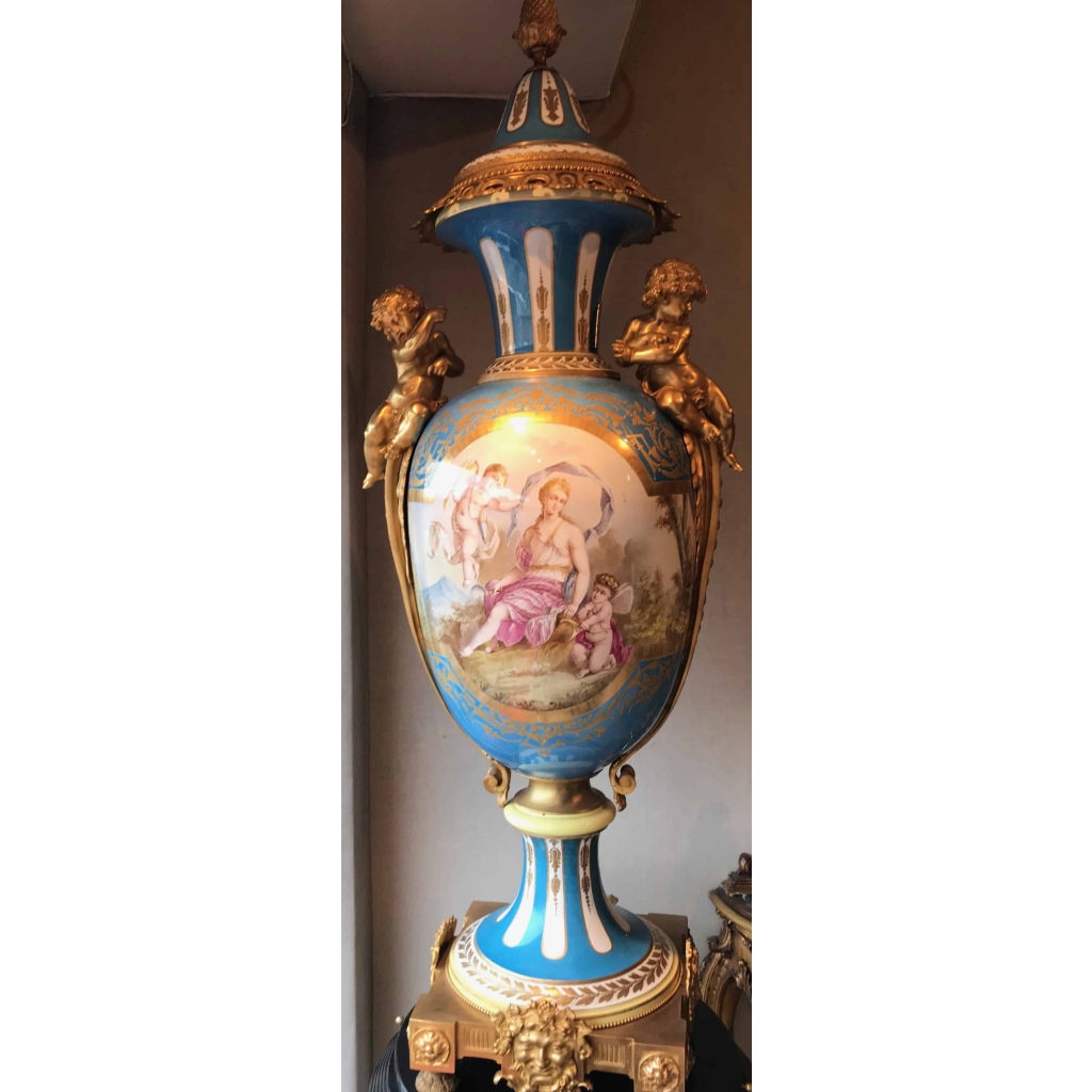 Importante paire de vases de Sèvres, bleu clair et bronzes dorés. Réf: 199. | Biron Importante paire de vases de Sèvres, bleu clair et bronzes dorés. Réf: 199.