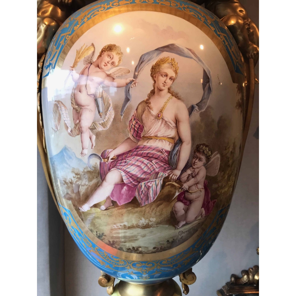 Importante paire de vases de Sèvres, bleu clair et bronzes dorés. Réf: 199. | Biron Importante paire de vases de Sèvres, bleu clair et bronzes dorés. Réf: 199.