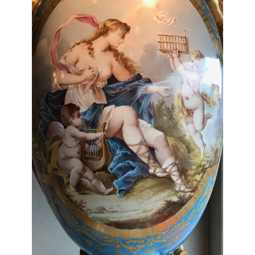 Importante paire de vases de Sèvres, bleu clair et bronzes dorés. Réf: 199. | Biron Importante paire de vases de Sèvres, bleu clair et bronzes dorés. Réf: 199.