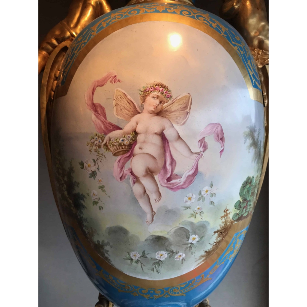 Importante paire de vases de Sèvres, bleu clair et bronzes dorés. Réf: 199. | Biron Importante paire de vases de Sèvres, bleu clair et bronzes dorés. Réf: 199.