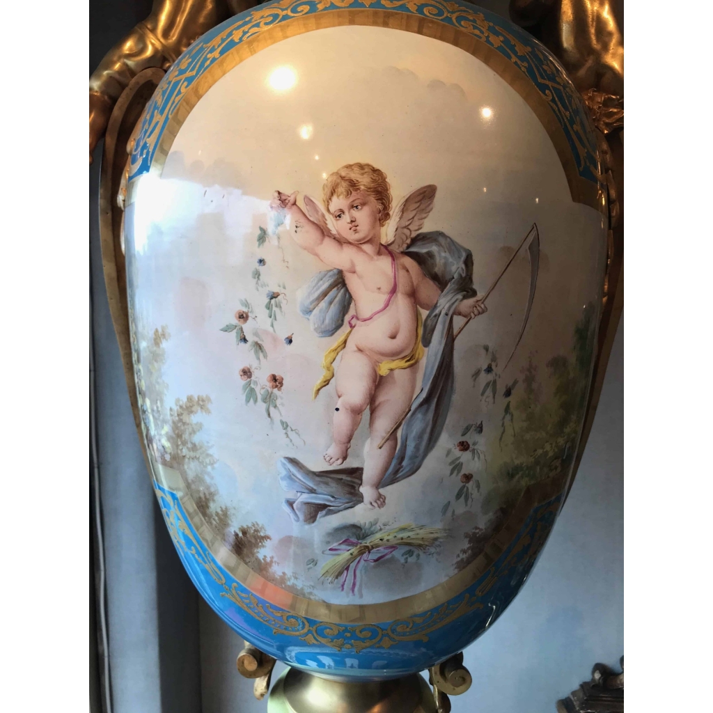 Importante paire de vases de Sèvres, bleu clair et bronzes dorés. Réf: 199. | Biron Importante paire de vases de Sèvres, bleu clair et bronzes dorés. Réf: 199.