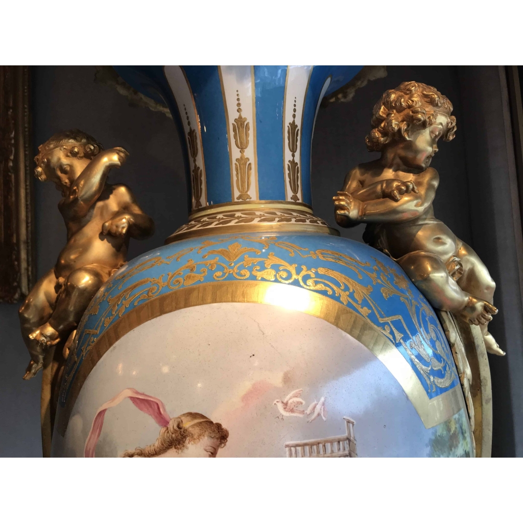 Importante paire de vases de Sèvres, bleu clair et bronzes dorés. Réf: 199. | Biron Importante paire de vases de Sèvres, bleu clair et bronzes dorés. Réf: 199.