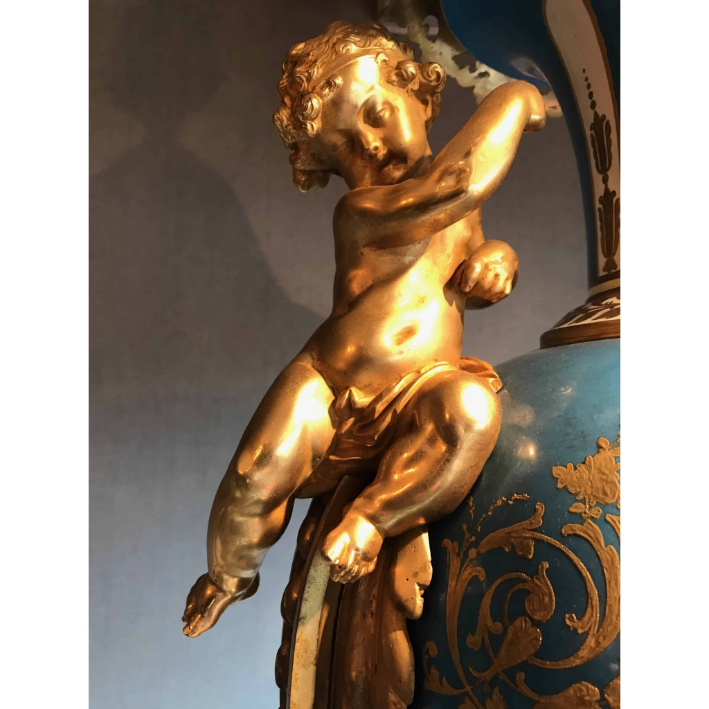 Importante paire de vases de Sèvres, bleu clair et bronzes dorés. Réf: 199. | Biron Importante paire de vases de Sèvres, bleu clair et bronzes dorés. Réf: 199.
