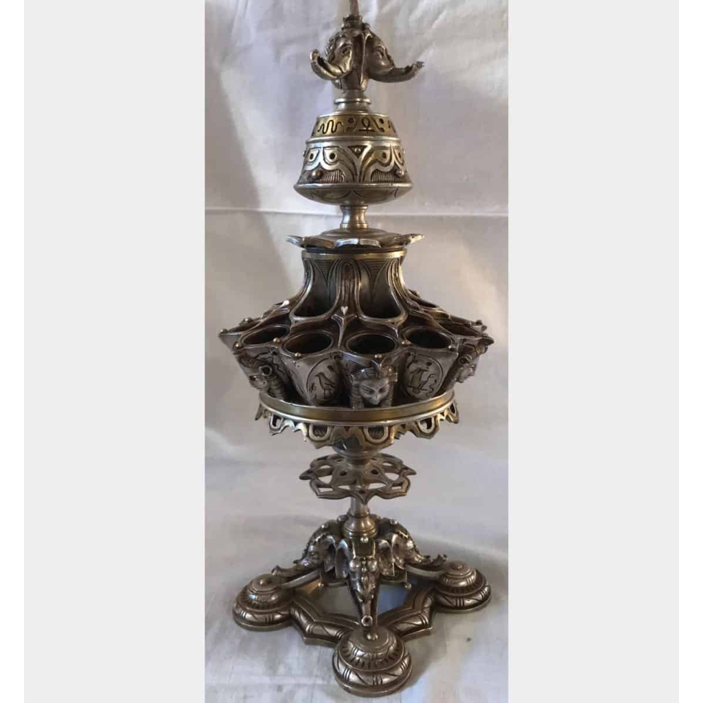 Porte cigares, boite d’allumettes et lampe à huile, en bronze argenté, à motifs égyptiens, monogrammé E.L. Réf: 299 | Biron ||||||||