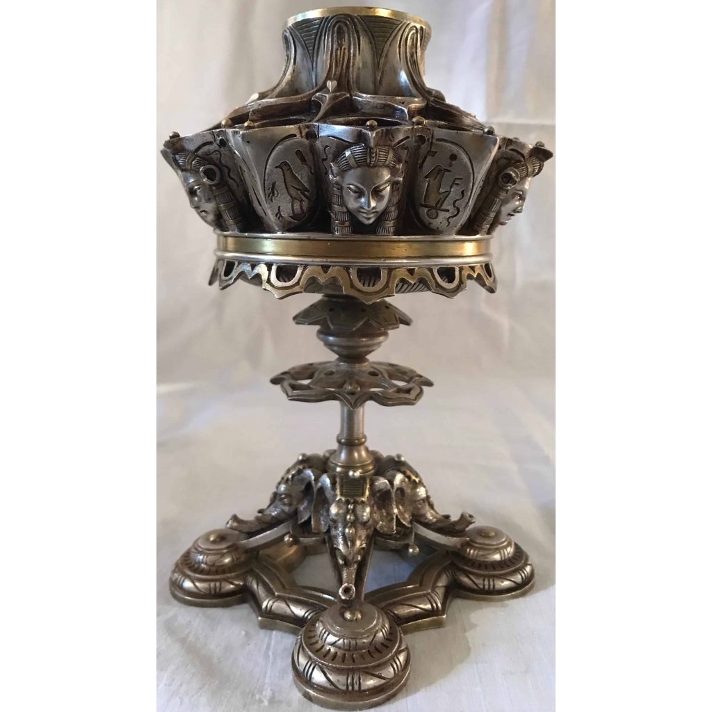 Porte cigares, boite d’allumettes et lampe à huile, en bronze argenté, à motifs égyptiens, monogrammé E.L. Réf: 299 | Biron Porte cigares, boite d'allumettes et lampe à huile, en bronze argenté, à motifs égyptiens, monogrammé E.L. Réf: 299