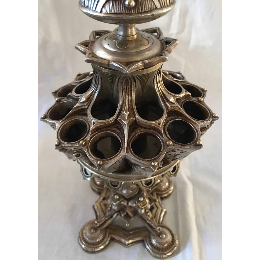 Porte cigares, boite d’allumettes et lampe à huile, en bronze argenté, à motifs égyptiens, monogrammé E.L. Réf: 299 | Biron Porte cigares, boite d'allumettes et lampe à huile, en bronze argenté, à motifs égyptiens, monogrammé E.L. Réf: 299