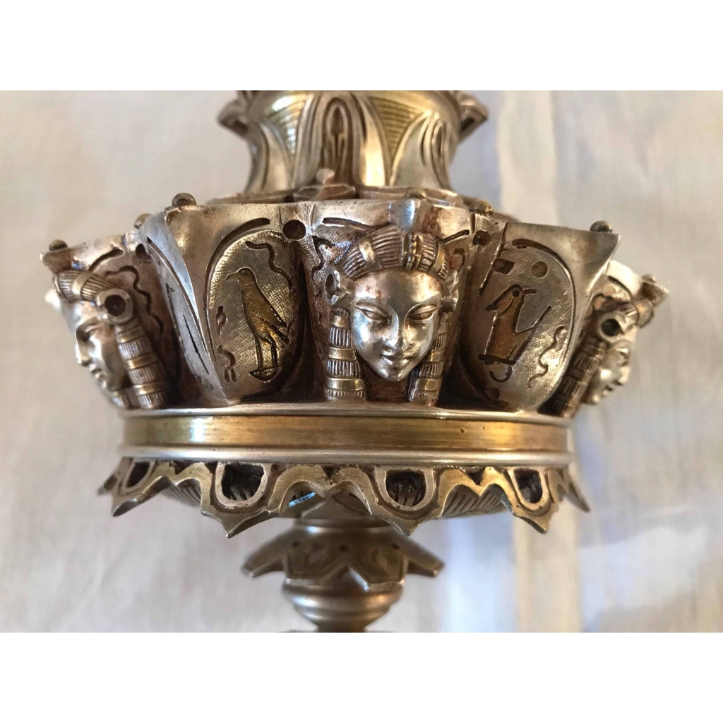Porte cigares, boite d’allumettes et lampe à huile, en bronze argenté, à motifs égyptiens, monogrammé E.L. Réf: 299 | Biron Porte cigares, boite d'allumettes et lampe à huile, en bronze argenté, à motifs égyptiens, monogrammé E.L. Réf: 299