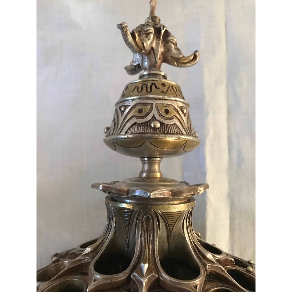 Porte cigares, boite d’allumettes et lampe à huile, en bronze argenté, à motifs égyptiens, monogrammé E.L. Réf: 299 | Biron Porte cigares, boite d'allumettes et lampe à huile, en bronze argenté, à motifs égyptiens, monogrammé E.L. Réf: 299
