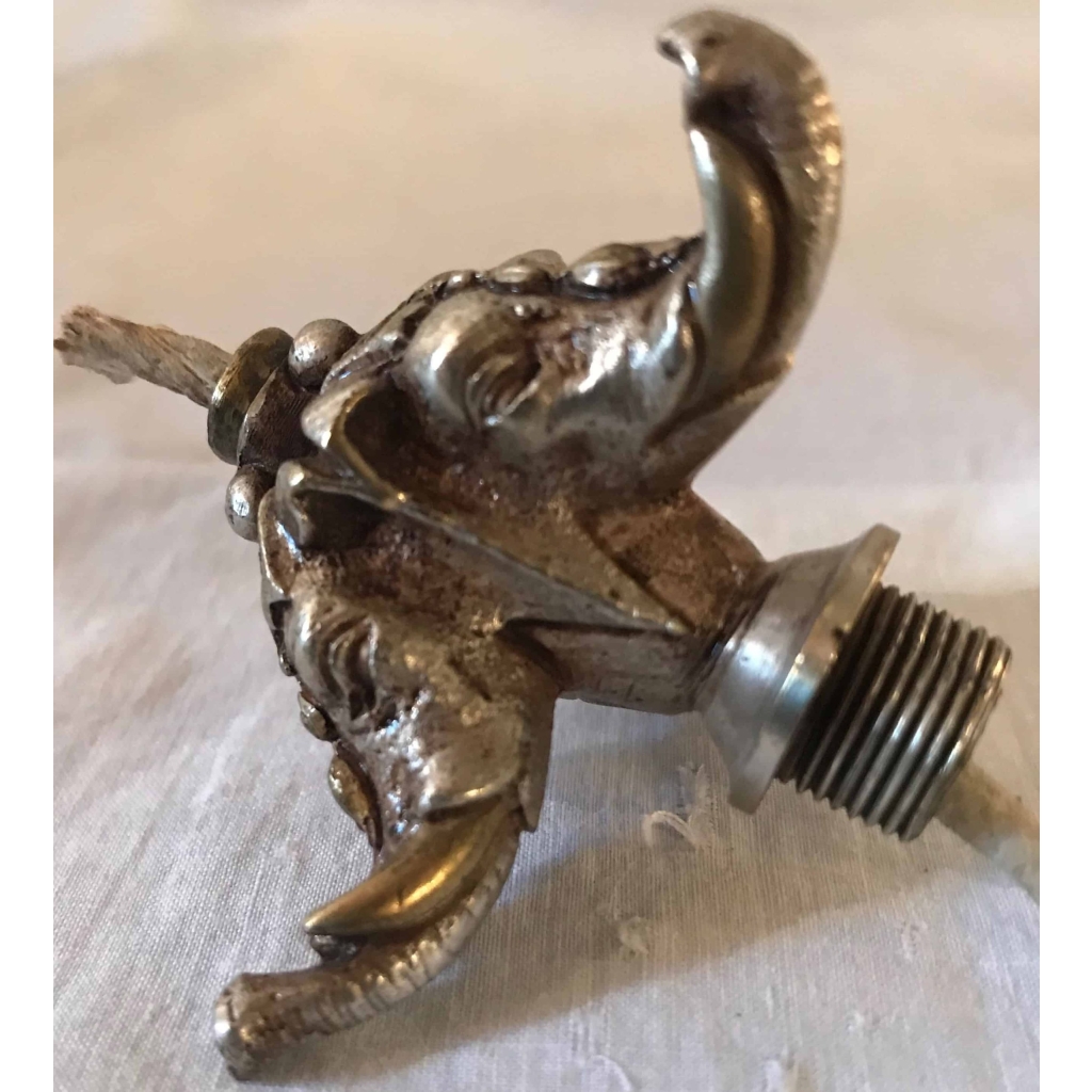 Porte cigares, boite d’allumettes et lampe à huile, en bronze argenté, à motifs égyptiens, monogrammé E.L. Réf: 299 | Biron Porte cigares, boite d'allumettes et lampe à huile, en bronze argenté, à motifs égyptiens, monogrammé E.L. Réf: 299
