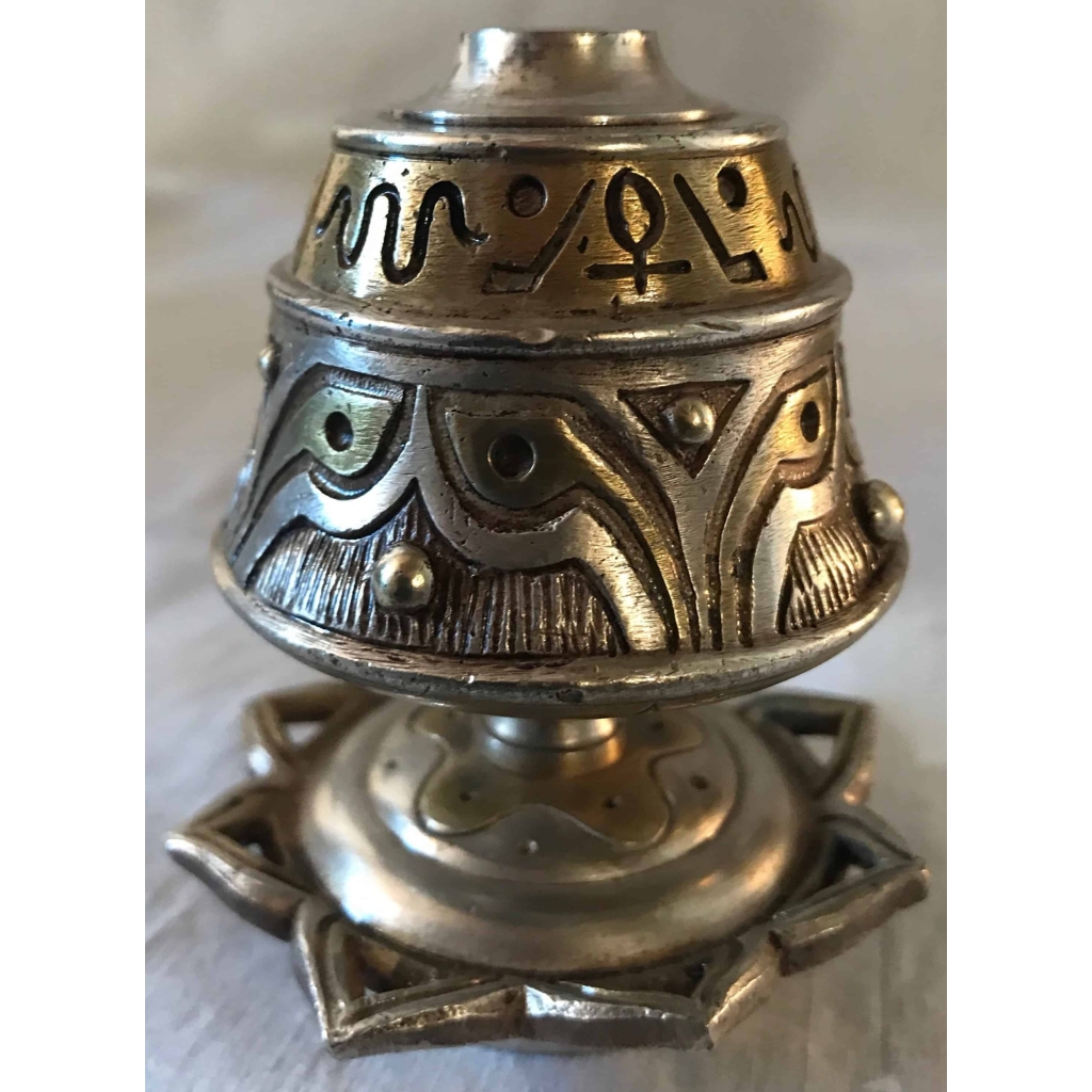 Porte cigares, boite d’allumettes et lampe à huile, en bronze argenté, à motifs égyptiens, monogrammé E.L. Réf: 299 | Biron Porte cigares, boite d'allumettes et lampe à huile, en bronze argenté, à motifs égyptiens, monogrammé E.L. Réf: 299