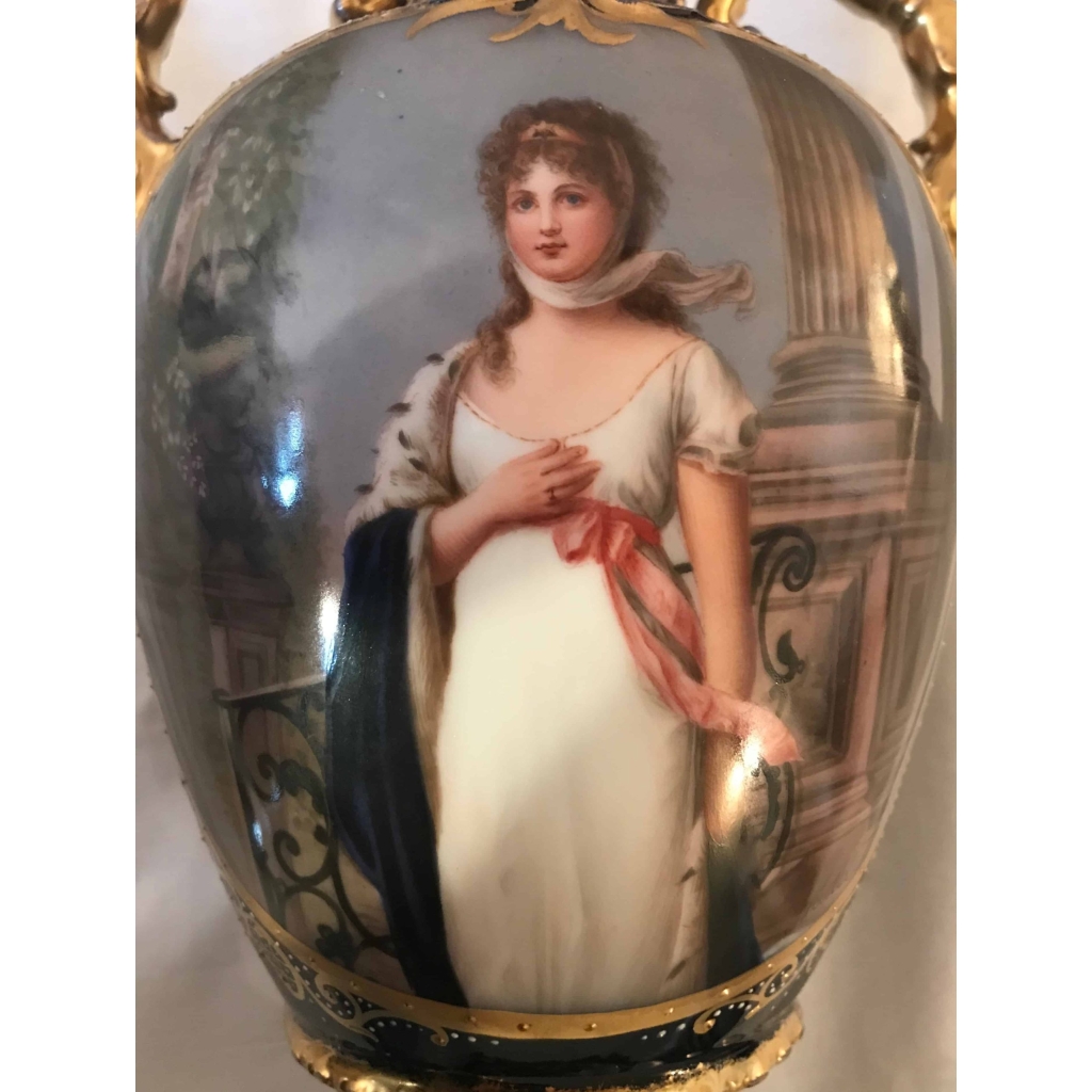 Vase en porcelaine, bleu de Sèvres et bronze doré. Réf: 287. | Biron Vase en porcelaine, bleu de Sèvres et bronze doré. Réf: 287.