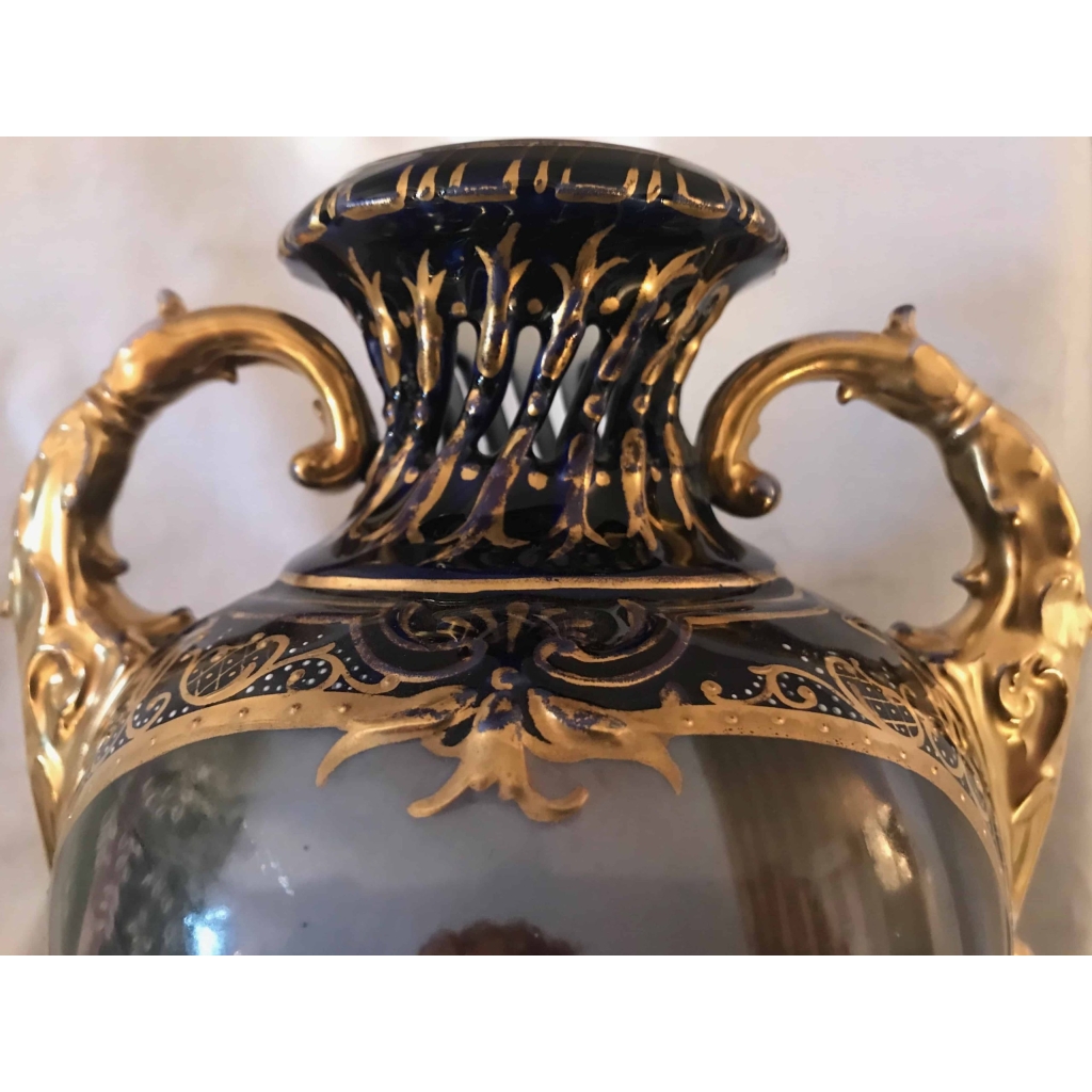 Vase en porcelaine, bleu de Sèvres et bronze doré. Réf: 287. | Biron Vase en porcelaine, bleu de Sèvres et bronze doré. Réf: 287.