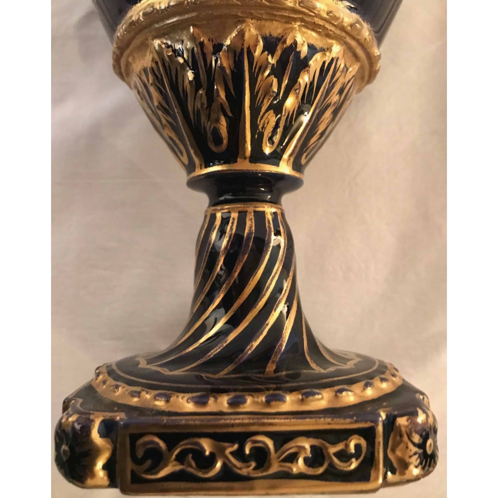 Vase en porcelaine, bleu de Sèvres et bronze doré. Réf: 287. | Biron Vase en porcelaine, bleu de Sèvres et bronze doré. Réf: 287.
