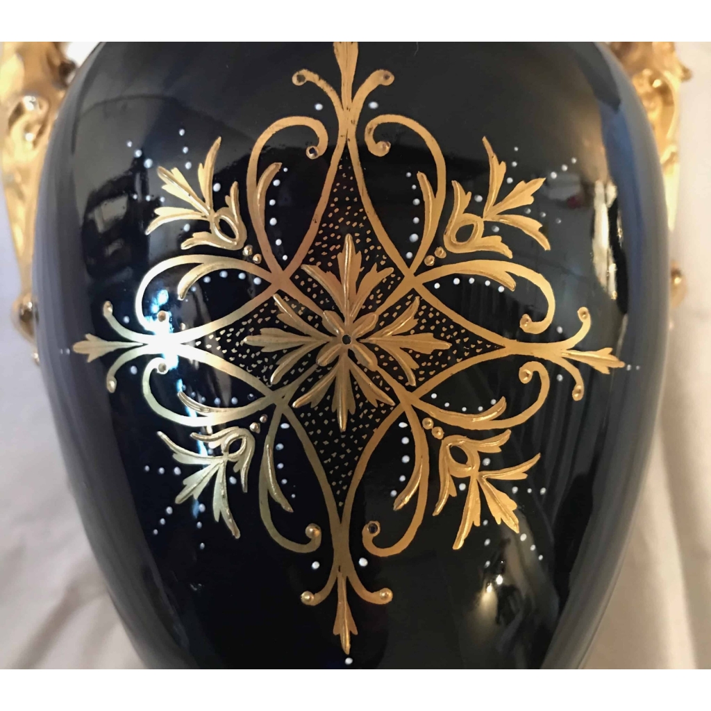 Vase en porcelaine, bleu de Sèvres et bronze doré. Réf: 287. | Biron Vase en porcelaine, bleu de Sèvres et bronze doré. Réf: 287.