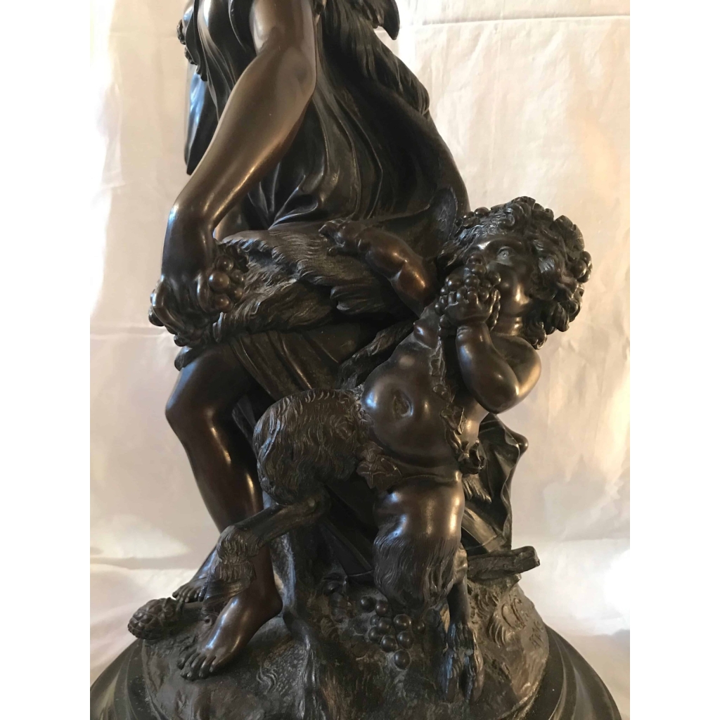 Bronze à patine brune, sur socle de marbre noir, la jeune femme au tambourin. D’après Clodion. Réf: Charles 14. | Biron Bronze à patine brune, sur socle de marbre noir, la jeune femme au tambourin. D'après Clodion. Réf: Charles 14.