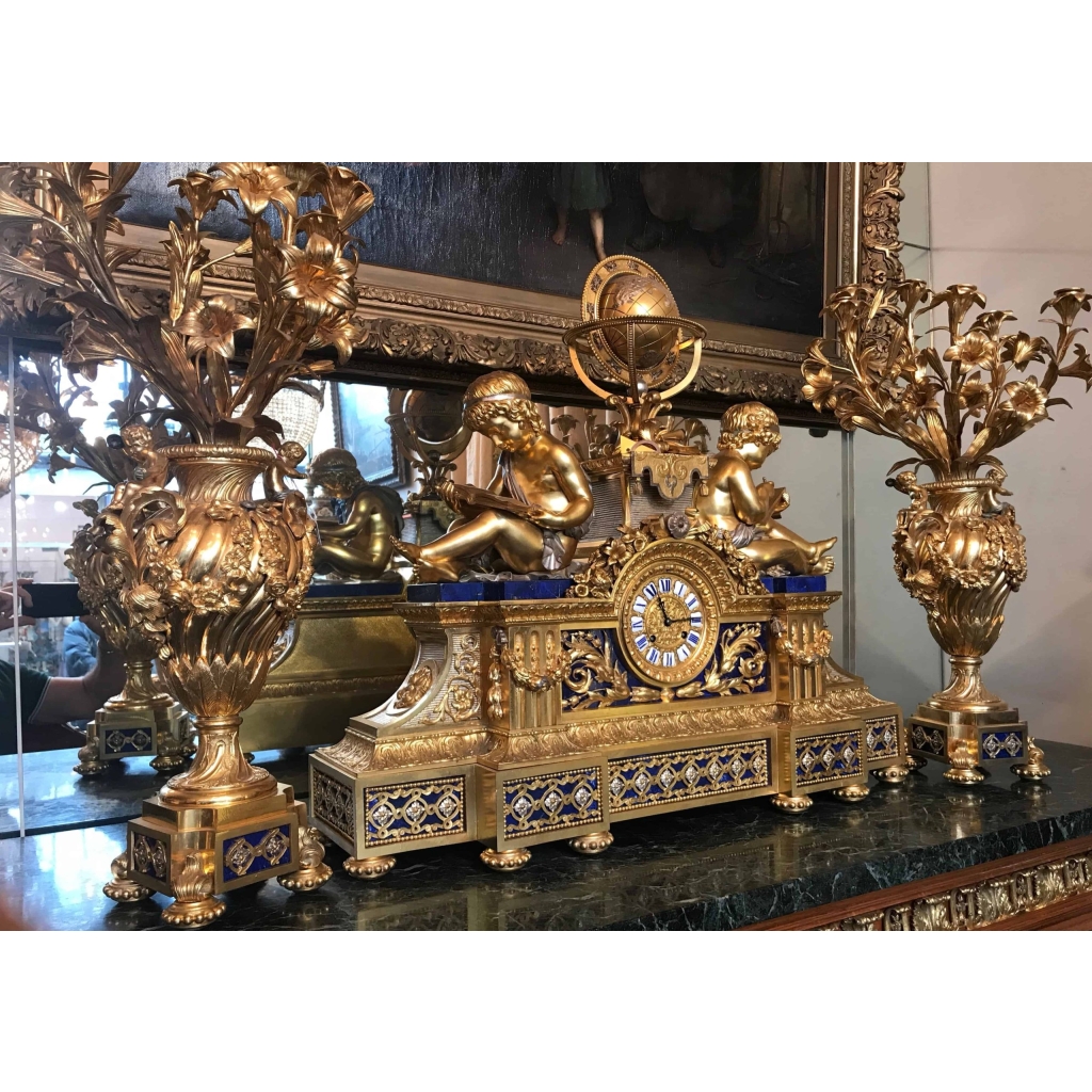 Garniture, horloge et ses 2 candélabres en bronze doré et lapis-lazuli. Réf: 375. | Biron |||||||||||||||||||
