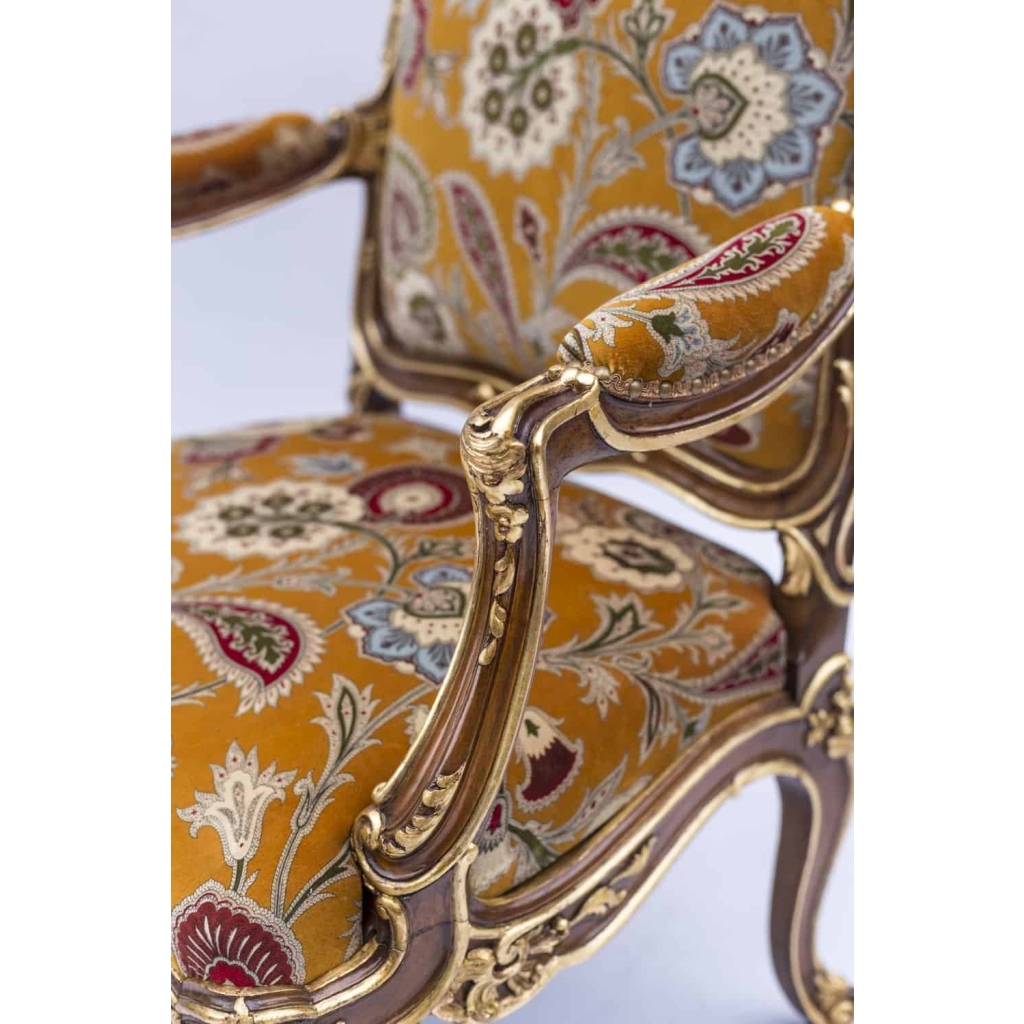 Paire de fauteuils à châssis style Louis XV, noyer rehauts or, vers 1950
