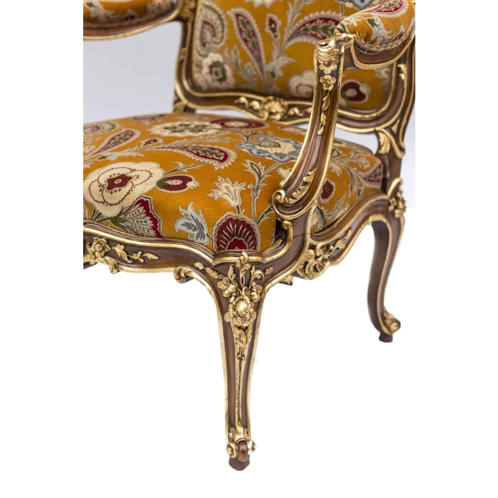 Paire de fauteuils à châssis style Louis XV, noyer rehauts or, vers 1950