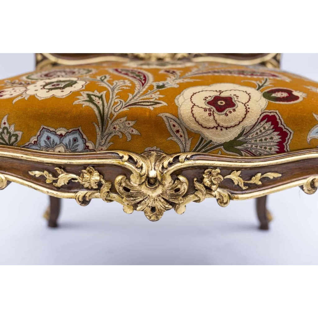 Paire de fauteuils à châssis style Louis XV, noyer rehauts or, vers 1950