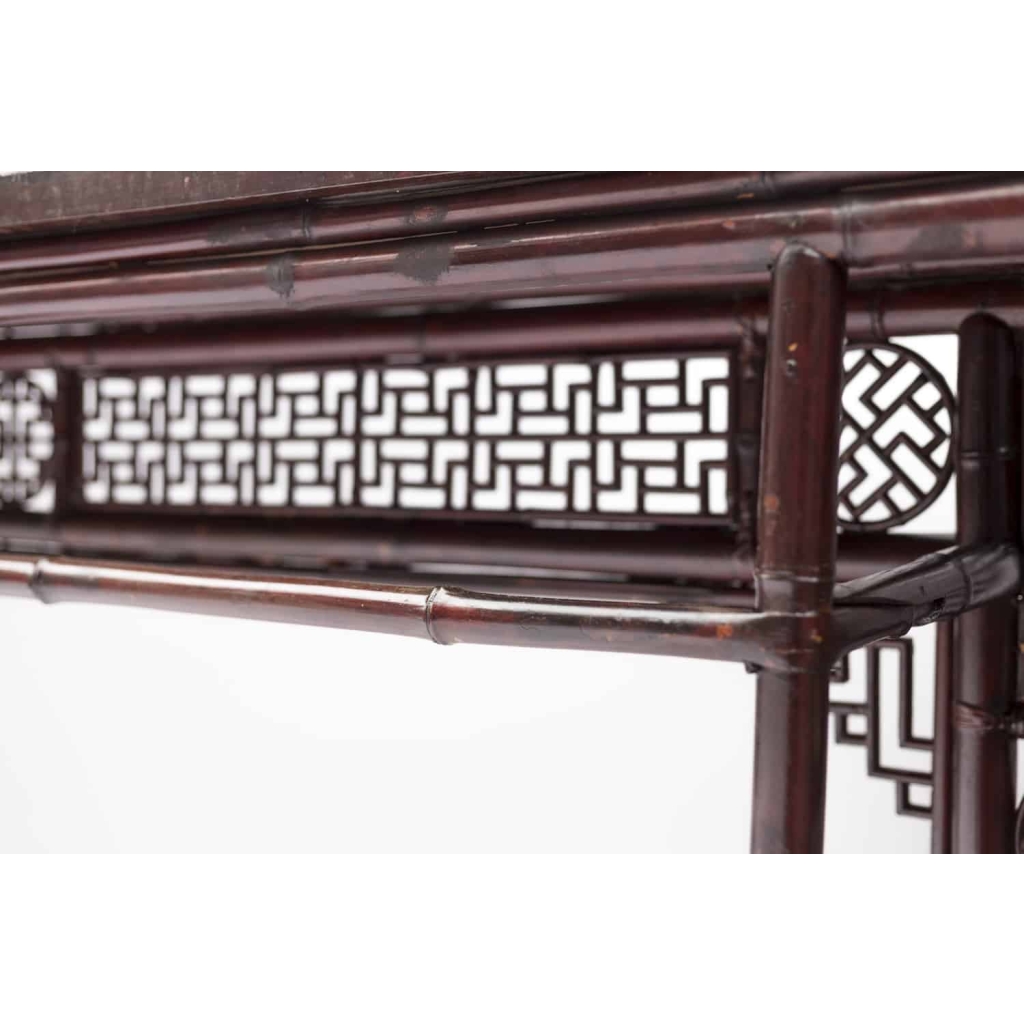 Grande console chinoise en bambou laqué rouge, fin XIXe siècle | Biron Grande console chinoise en bambou laqué rouge, fin XIXe siècle