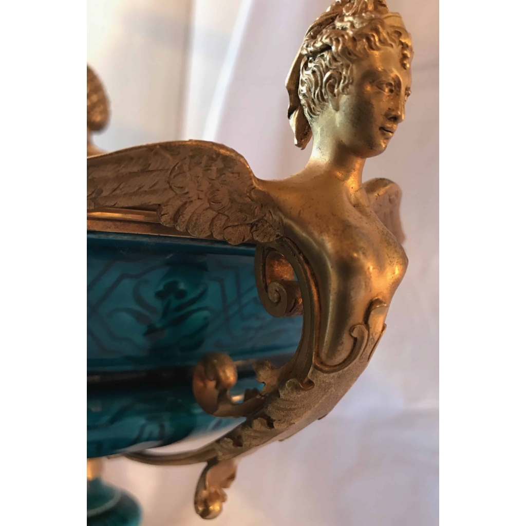 Coupe en céramique, attribuée à Théodore DECK, sur monture de bronze doré. Réf: 318 | Biron Coupe en céramique, attribuée à Théodore DECK, sur monture de bronze doré. Réf: 318