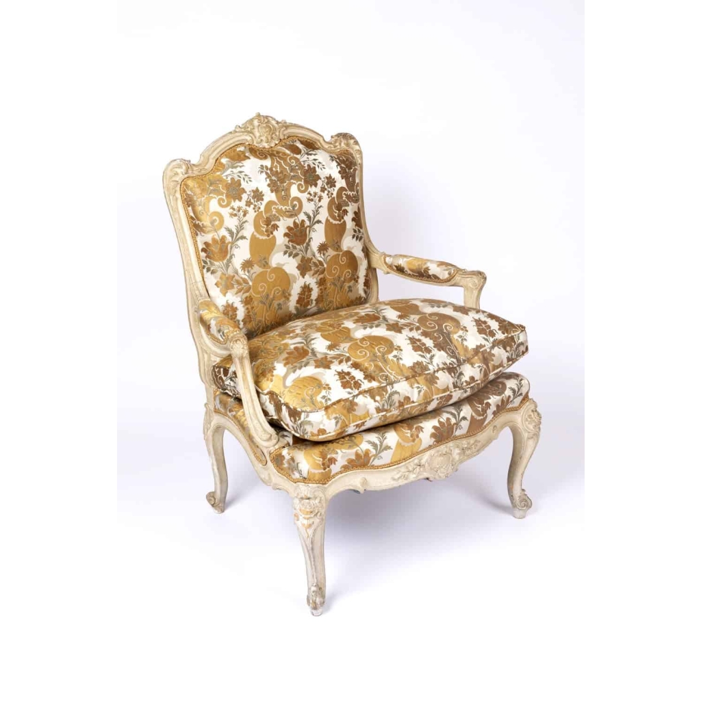 J.-B. Tilliard, Paire de fauteuils style Louis XV laqués crème, vers 1950