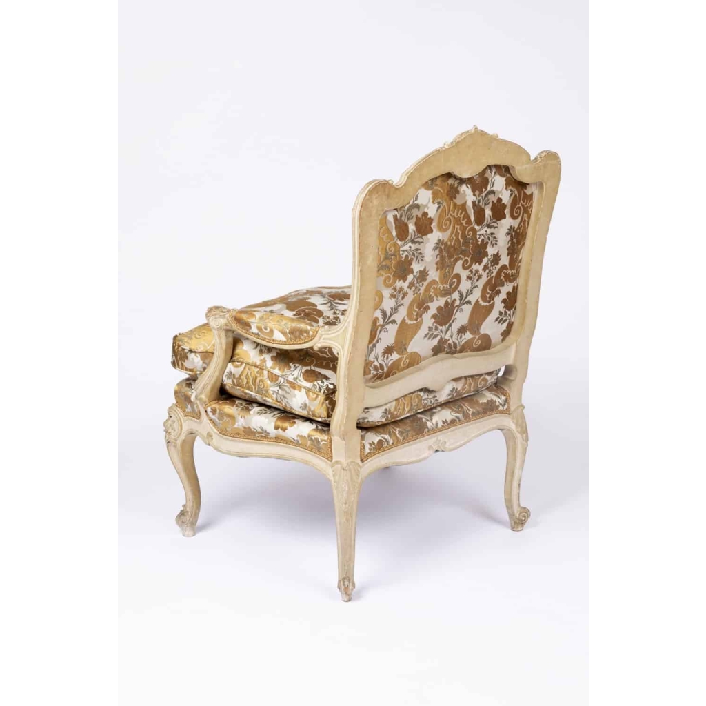 J.-B. Tilliard, Paire de fauteuils style Louis XV laqués crème, vers 1950