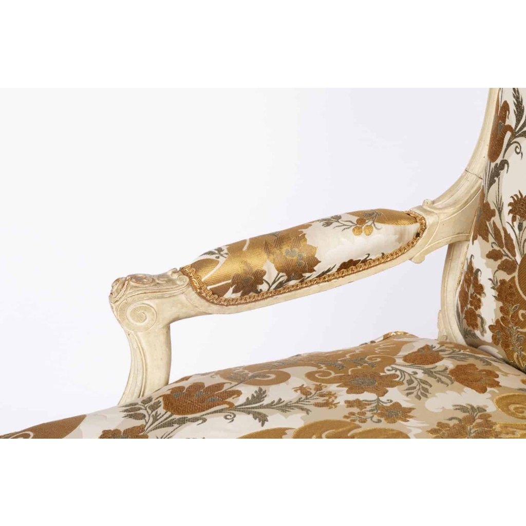 J.-B. Tilliard, Paire de fauteuils style Louis XV laqués crème, vers 1950