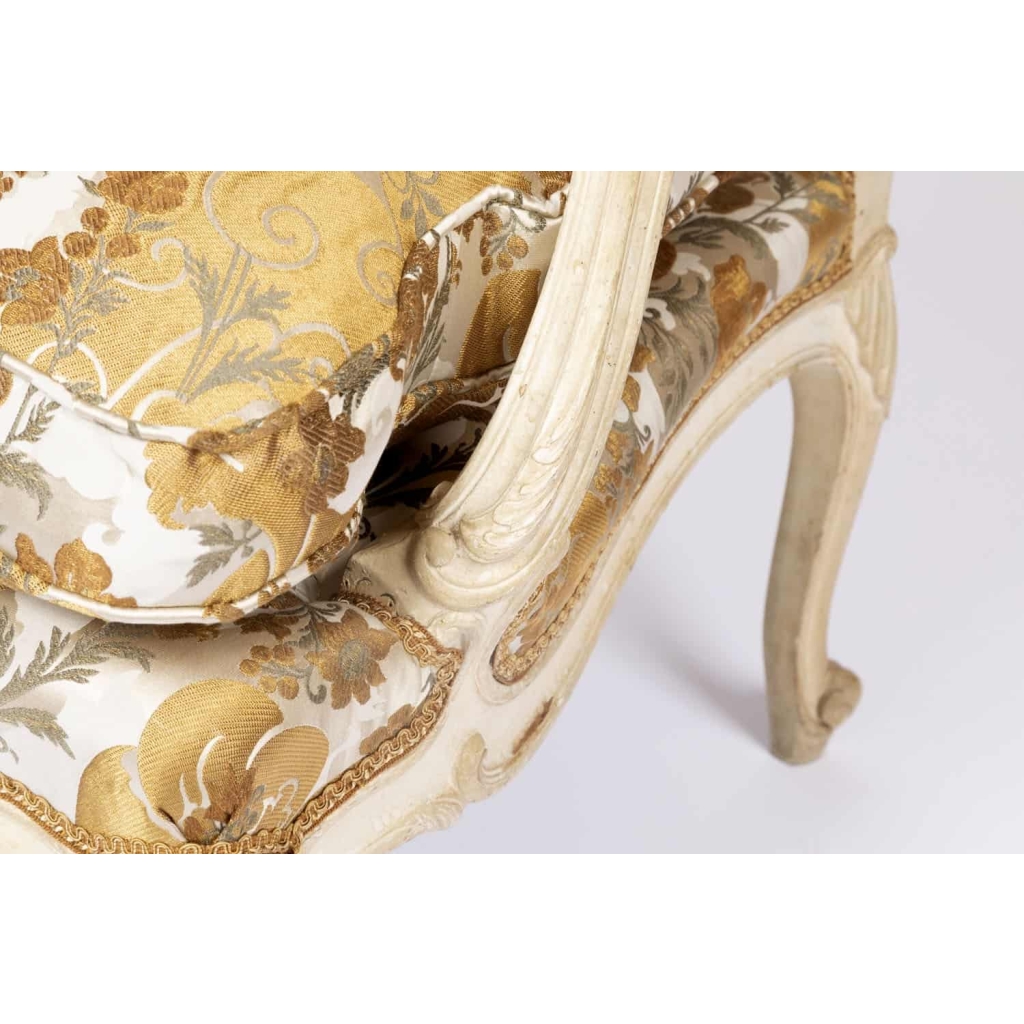 J.-B. Tilliard, Paire de fauteuils style Louis XV laqués crème, vers 1950