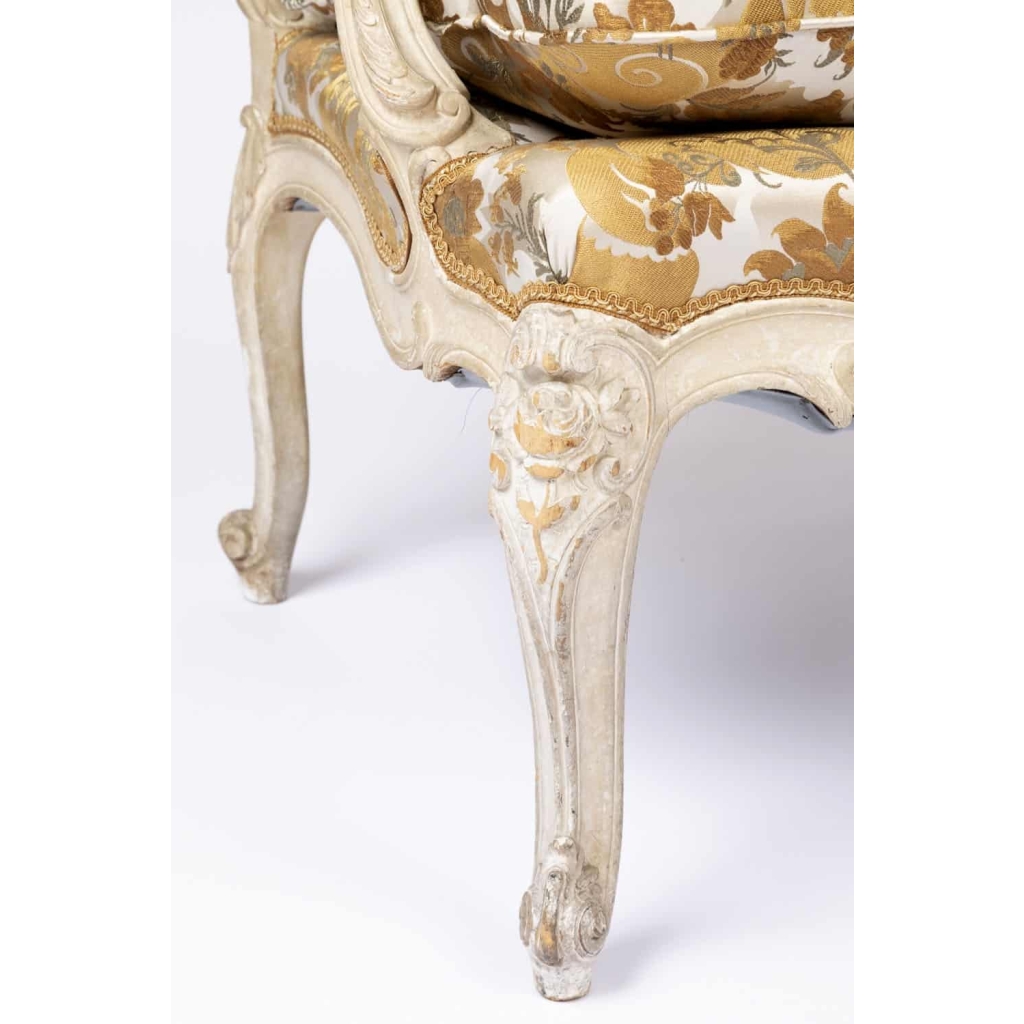 J.-B. Tilliard, Paire de fauteuils style Louis XV laqués crème, vers 1950
