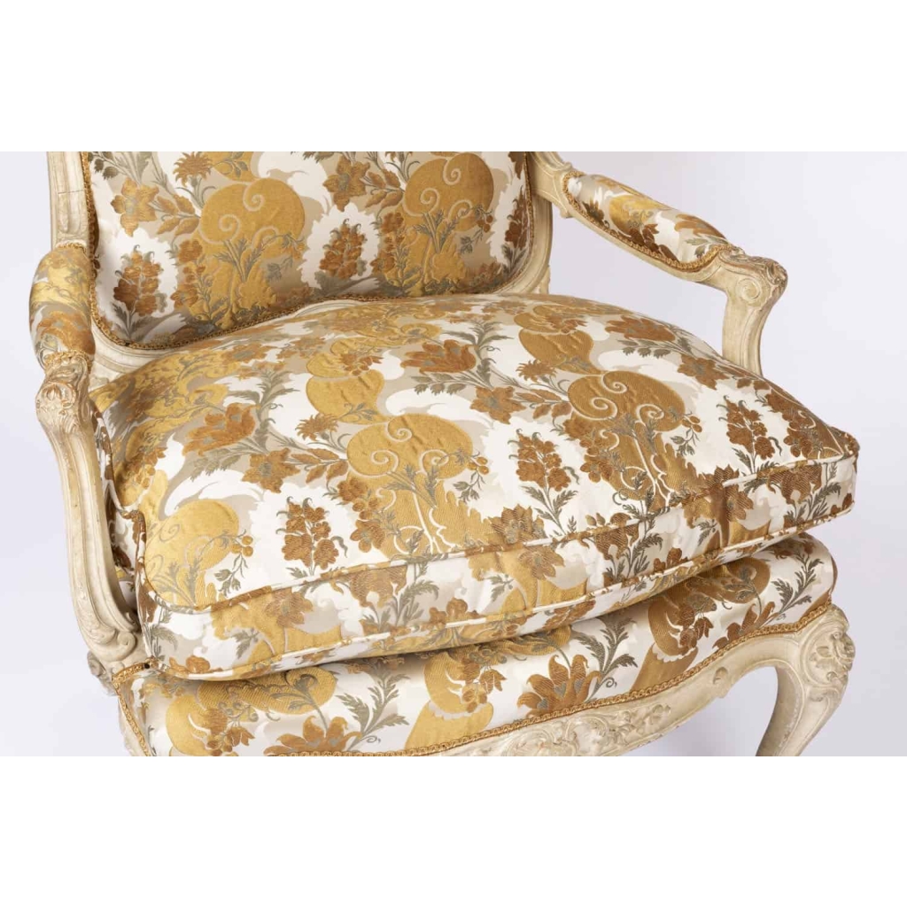 J.-B. Tilliard, Paire de fauteuils style Louis XV laqués crème, vers 1950