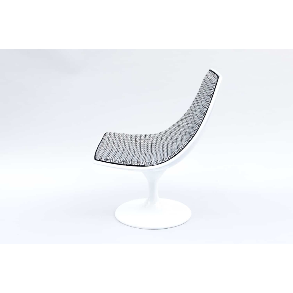 Paire de fauteuils pivotant en fibre de verre laquée blanc, années 1970