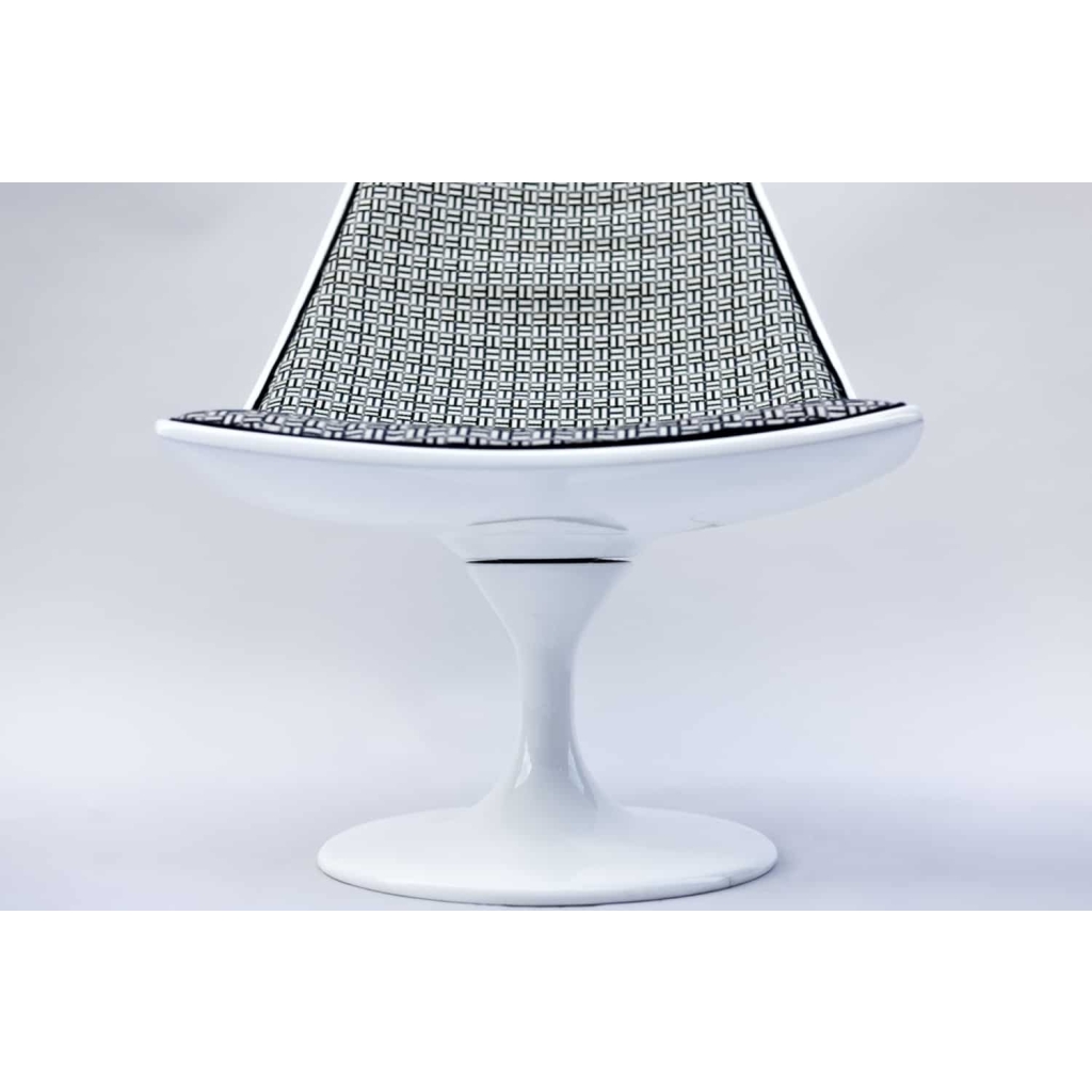 Paire de fauteuils pivotant en fibre de verre laquée blanc, années 1970