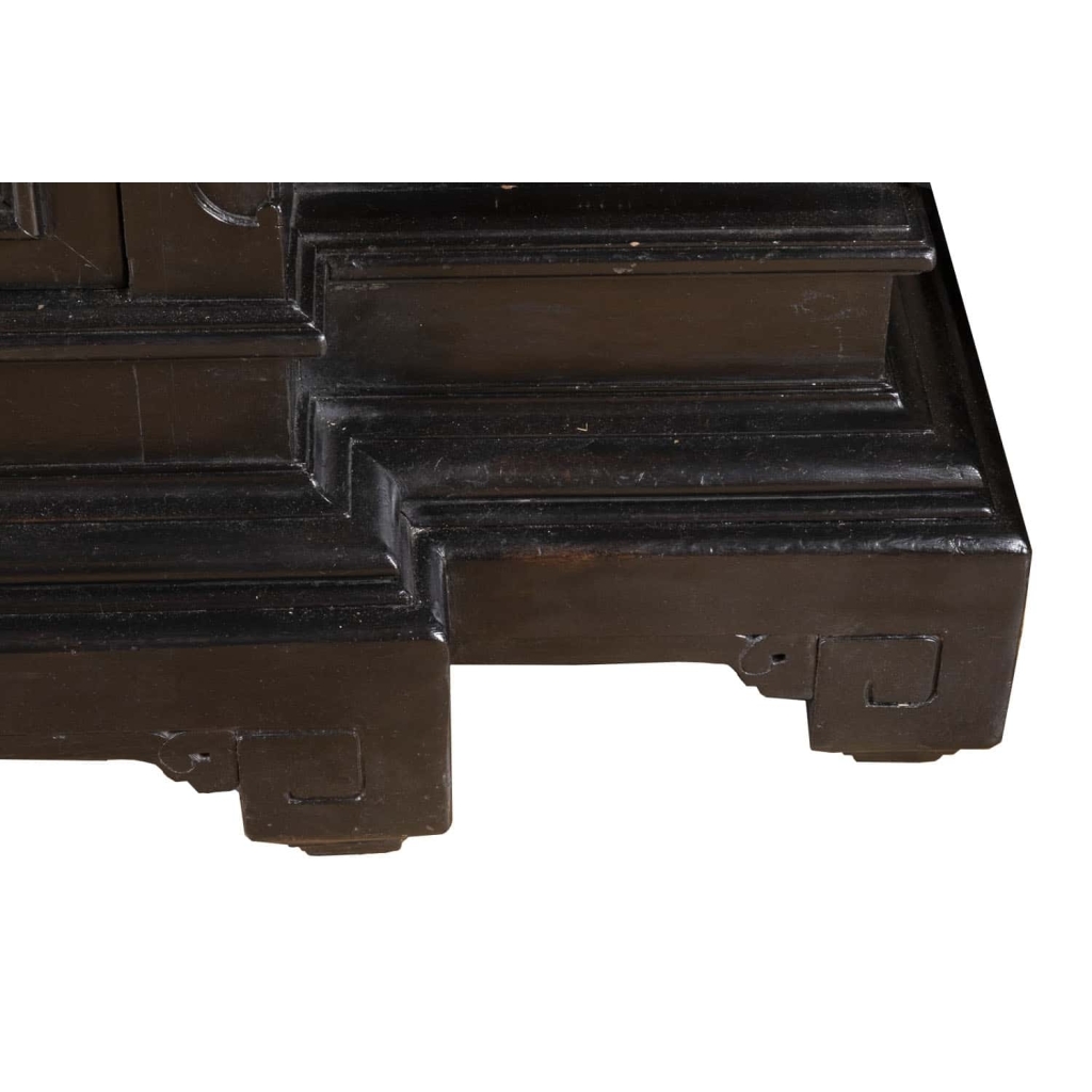 Grand meuble d’appui chinoisant en bois laqué noir, rouge et or, vers 1880 | Biron Grand meuble d’appui chinoisant en bois laqué noir, rouge et or, vers 1880