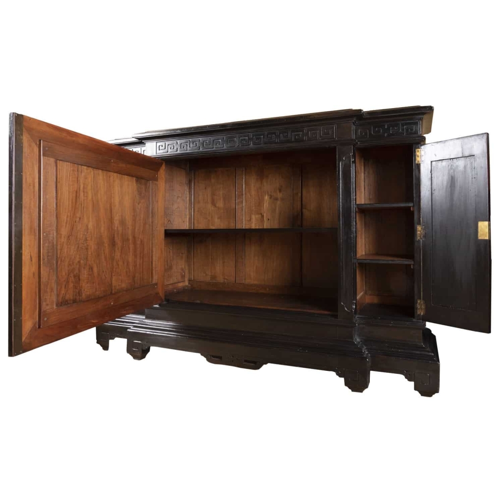 Grand meuble d’appui chinoisant en bois laqué noir, rouge et or, vers 1880 | Biron Grand meuble d’appui chinoisant en bois laqué noir, rouge et or, vers 1880