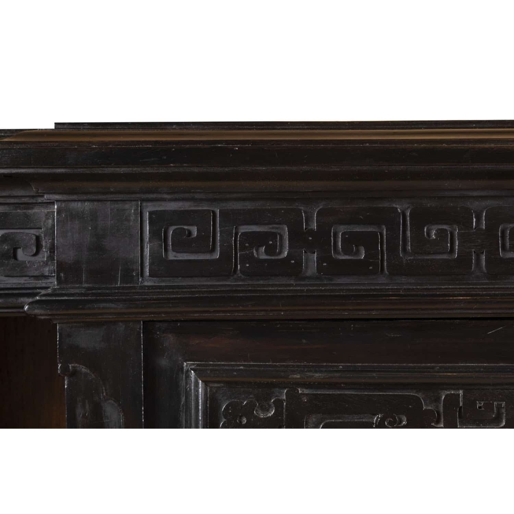 Grand meuble d’appui chinoisant en bois laqué noir, rouge et or, vers 1880 | Biron Grand meuble d’appui chinoisant en bois laqué noir, rouge et or, vers 1880