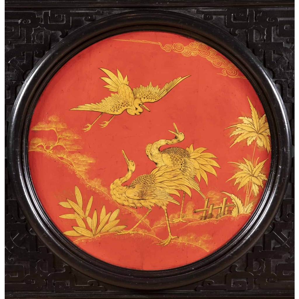 Grand meuble d’appui chinoisant en bois laqué noir, rouge et or, vers 1880 | Biron Grand meuble d’appui chinoisant en bois laqué noir, rouge et or, vers 1880