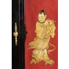 Grand meuble d’appui chinoisant en bois laqué noir, rouge et or, vers 1880 | Biron Grand meuble d’appui chinoisant en bois laqué noir, rouge et or, vers 1880