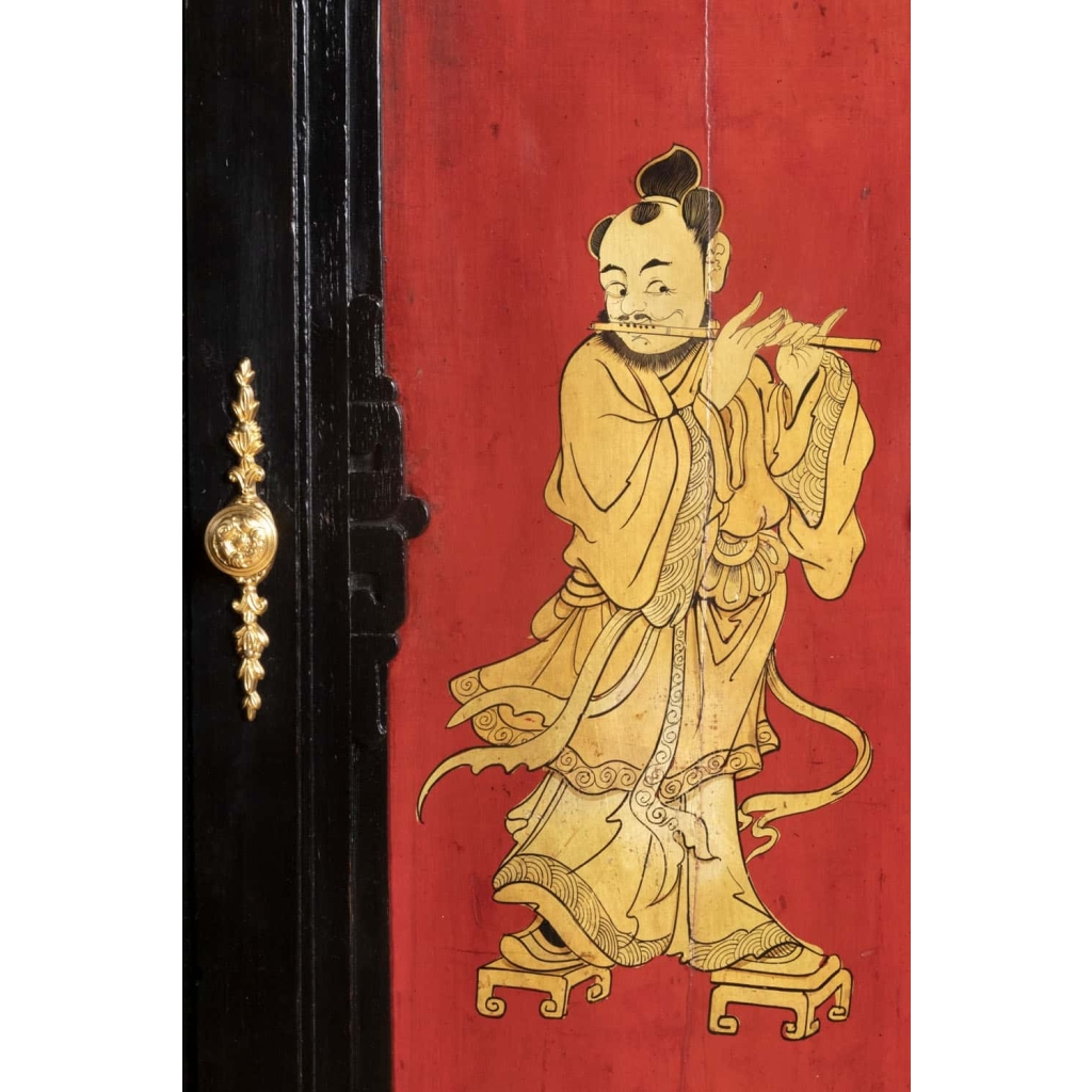 Grand meuble d’appui chinoisant en bois laqué noir, rouge et or, vers 1880 | Biron Grand meuble d’appui chinoisant en bois laqué noir, rouge et or, vers 1880