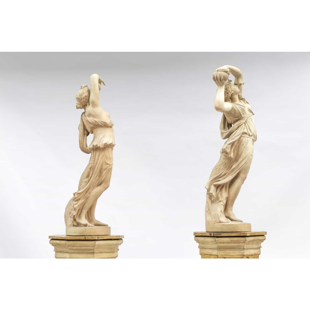 Paire de nymphes sculptées en terre cuite, 1880-1905 | Biron Paire de nymphes sculptées en terre cuite, 1880-1905