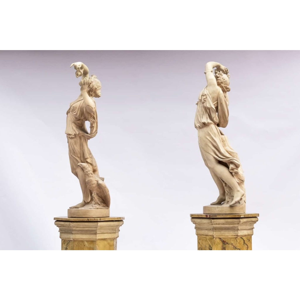 Paire de nymphes sculptées en terre cuite, 1880-1905 | Biron Paire de nymphes sculptées en terre cuite, 1880-1905