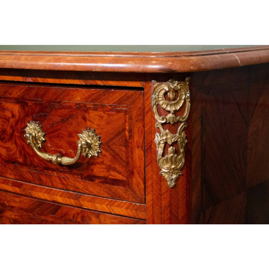 Paire de commodes de style Régence en marqueterie. Fin XIX ème