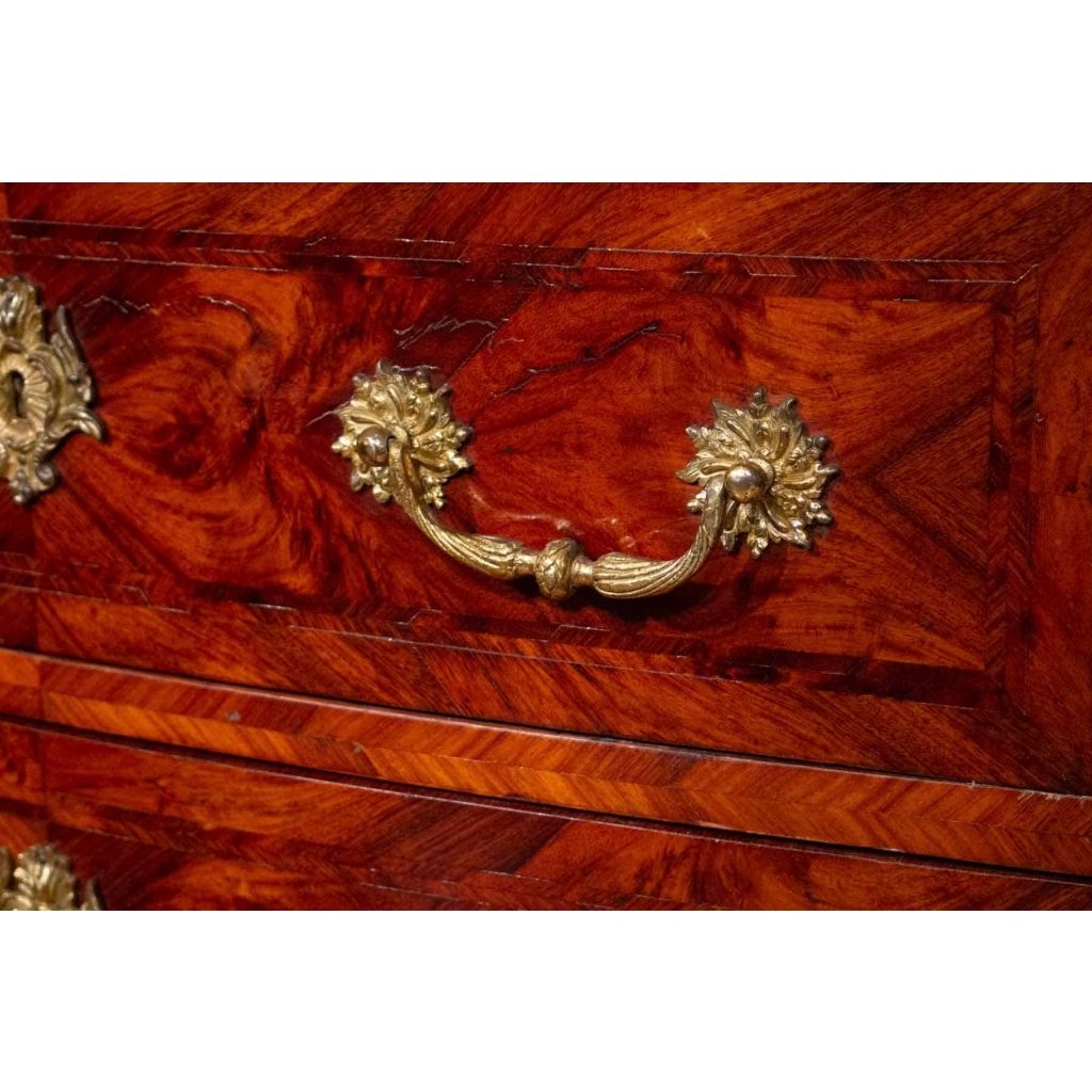 Paire de commodes de style Régence en marqueterie. Fin XIX ème